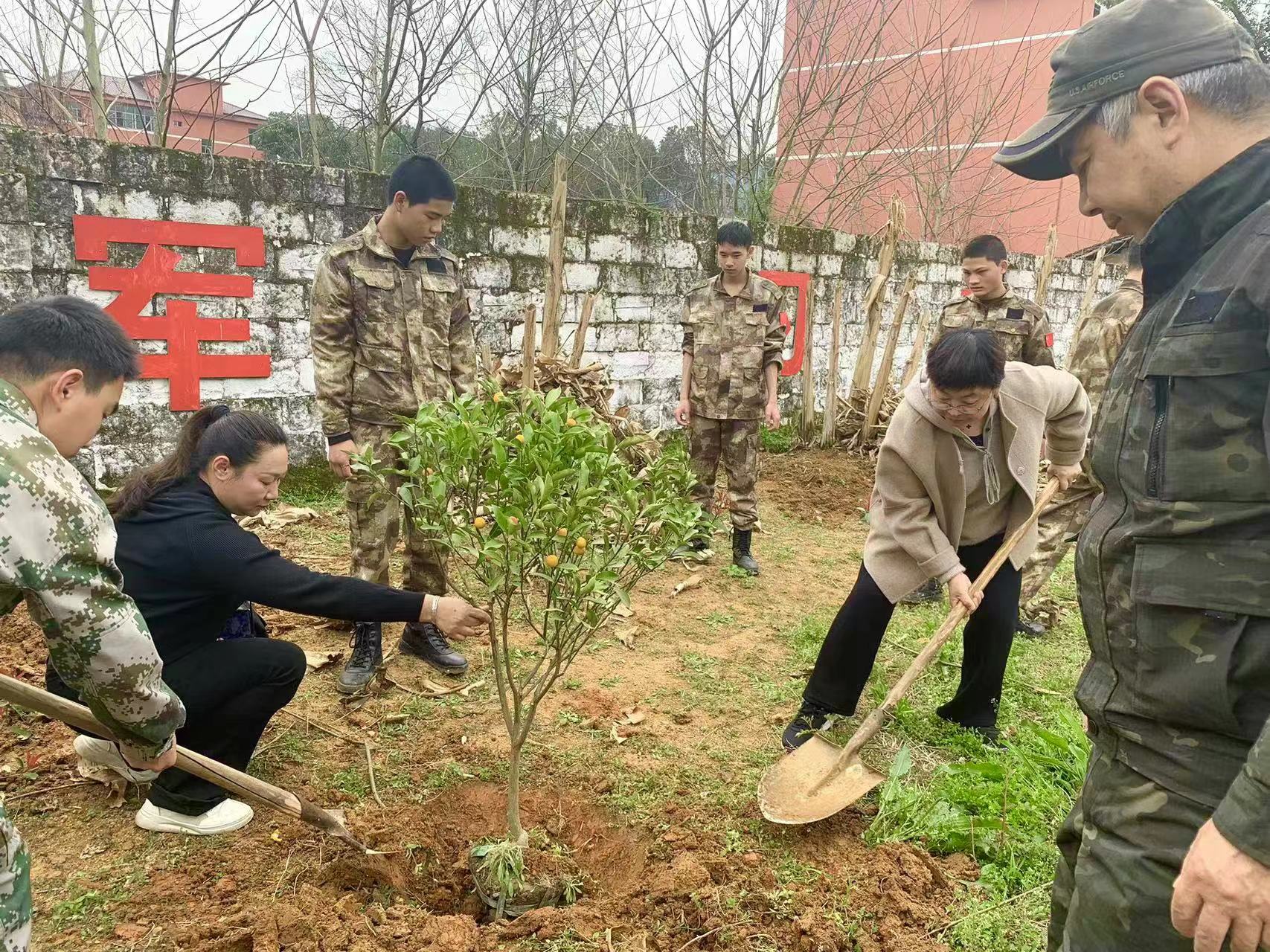 鷹潭九龍職業(yè)中專學(xué)校東望基地“揮鍬植綠，共建美麗校園“植樹節(jié)活動