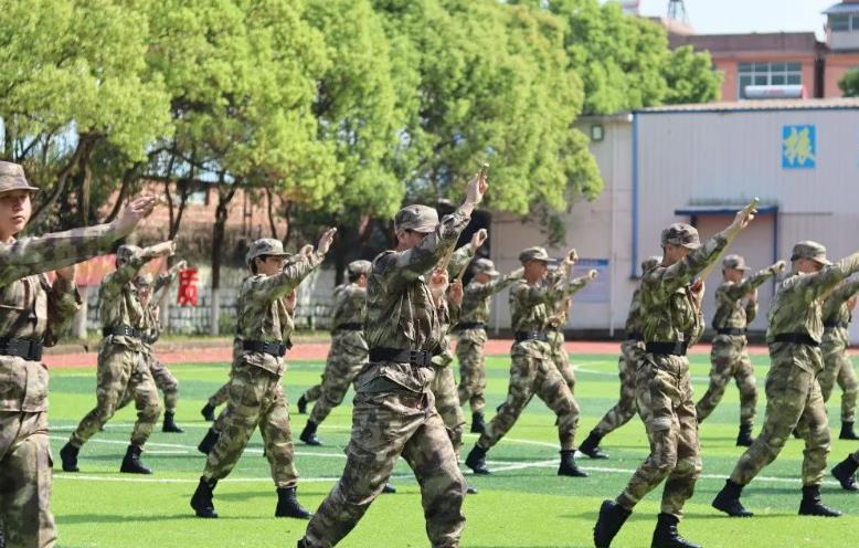 虎虎生風刺殺操 招招錘煉精氣神---鷹潭九龍職業(yè)中等專業(yè)學校開展刺殺操訓練